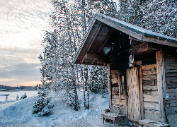 Finlandia, Lemmoncarks, Budowla, Sauna, Ośnieżone, Drzewa, Jezioro Payanne, Zima, Śnieg