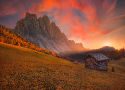 Włochy, POłudniowy Tyrol, Góry, Dolomity, Płaskowyż, Seiser Alm, Dom, Drewniany, Jesień