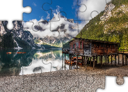 Południowy Tyrol, Jezioro Pragser Wildsee, Góry, Dolomity, Drewniany, Dom, Łódki, Drzewa, Włochy