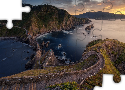 Góry, Morze, Zatoka Biskajska, Wybrzeże, Skały, Chmury, Wyspa San Juan de Gaztelugatxe, Hiszpania