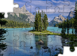 Park Narodowy Jasper, Góry, Jezioro Maligne, Drzewa, Chmury, Prowincja Alberta, Kanada