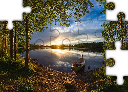 Zachód słońca, Rzeka Oulujoki, Łódka, Drzewa, Oulu, Finlandia