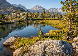 Góry, Skały, Jezioro, Drzewa, Kamienie, Niebo