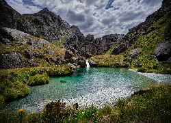 Nowa Zelandia, Dolina, Valley of Trolls, Góry, Jezioro, Trawa, Drzewa, Skały, Kamienie, Chmury