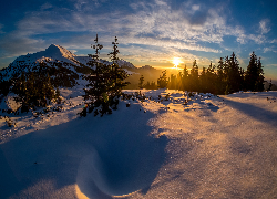 Zima, Góry, Drzewa, Zaspy, Śnieg, Niebo, Zachód słońca