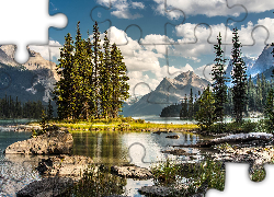 Park Narodowy Jasper, Jezioro Maligne, Wyspa Ducha, Chmury, Drzewa, Kamienie, Góry, Alberta, Kanada