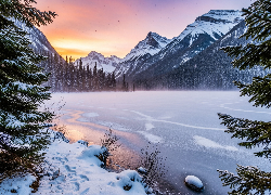 Zima, Jezioro, Drzewa, Góry, Śnieg, Zachód słońca