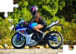 Dziewczyna, Motocykl Suzuki GSX-R Helmet