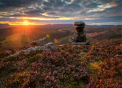 Zachód słońca, Wrzosowisko, Skały, Park Narodowy Peak District, Formacja skalna, Salt Cellar, Hrabstwo Derbyshire, Anglia
