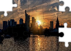 Domy, Wieżowce, Zachód słońca, Rzeka Men, Frankfurt nad Menem, Niemcy