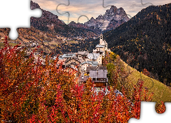 Włochy, Prowincja Belluno, Gmina Colle Santa Lucia, Góry, Dolomity, Jesień, Domy, Kościół