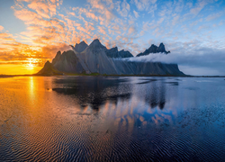 Morze, Zachód słońca, Niebo, Chmury, Góra, Vestrahorn, Islandia
