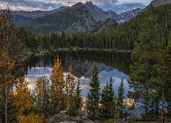 Stany Zjednoczone, Kolorado, Park Narodowy Gór Skalistych, Jesień, Las, Góry, Drzewa, Jezioro, Odbicie