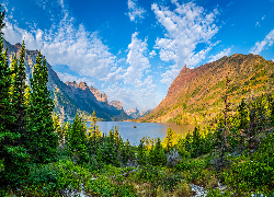 Park Narodowy Glacier, Jezioro, Saint Mary Lake, Góry, Drzewa, Obłoki, Montana, Stany Zjednoczone