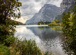 Jezioro, Lago Di Toblino, Włochy, Drzewa, Góry