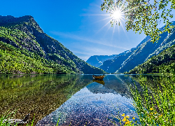 Góry, Jezioro, Łódka, Promienie słońca, Wieś Skjolden, Gmina Luster, Hrabstwo Vestland, Norwegia