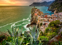 Włochy, Cinque Terre, Vernazza, Morze, Góry, Domy, Zachód słońca, Kaktusy