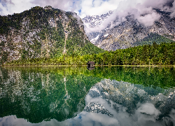 Jezioro Konigssee, Park Narodowy Berchtesgaden, Drewniana, Chata, Las, Drzewa, Góry, Bawaria, Niemcy, Odbicie