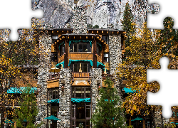 Hotel Ahwahnee, Jesień, Drzewa, Skały, Park Narodowy Yosemite, Kalifornia, Stany Zjednoczone