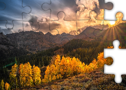 Stany Zjednoczone, Kalifornia, Region Eastern Sierra, Sonora Pass, Jesień, Góry, Chmury, Drzewa, Słońce, Promienie słońca