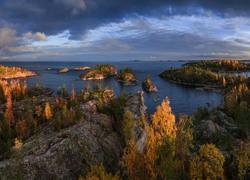 Rosja, Karelia, Jezioro, Ładoga, Wysepki, Skały, Drzewa, Chmury, Jesień