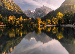 Słowenia, Kranjska Gora, Góry, Alpy Julijskie, Jezioro, Jasna Lake, Las, Drzewa, Chmury, Odbicie