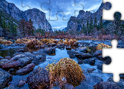 Park Narodowy Yosemite, Rzeka, Merced River, Kamienie, Kępy, Trawy, Góry, Sierra Nevada, Drzewa, Chmury, Jesień, Kalifornia, Stany Zjednoczone
