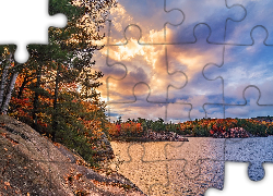 Kanada, Prowincja Ontario, Park miejski Killarney Provincial Park, Jezioro, Jesień, Drzewa, Chmury, Wschód słońca