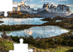 Jeziora, Góry, Cordillera del Paine, Chmury, Krzewy, Park Narodowy Torres del Paine, Patagonia, Chile