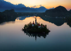 Słowenia, Jezioro Bled, Wyspa Blejski Otok, Kościół Zwiastowania Marii Panny, Drzewa, Wschód słońca, Góry