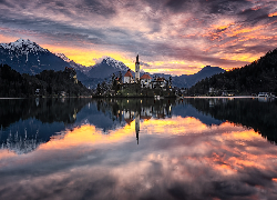 Słowenia, Wyspa Blejski Otok, Jezioro Bled, Kościół, Góry, Drzewa, Zachód słońca