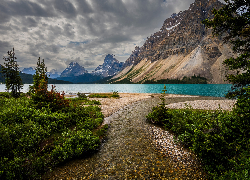 Park Narodowy Banff, Góry, Jezioro, Bow Lake, Kamienie, Drzewa, Chmury, Kanada