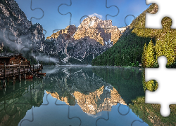 Włochy, Jezioro Pragser Wildsee, Góry, Dolomity, Drzewa, Domki, Odbicie, Łodzie