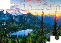 Góry, Jezioro Crystal Lake, Drzewa, Promienie słońca, Chmury, Park Narodowy Mount Rainier, Stan Waszyngton, Stany Zjednoczone