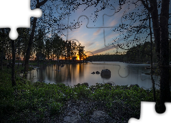 Jezioro Keitele, Wieś Niinilahti, Region Kymenlaakso, Finlandia, Drzewa, Domy, Wieczór, Zachód słońca