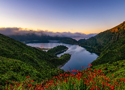 Jezioro, Lagoa do Fogo, Góry, Chmury, Drzewa, Wyspa Sao Miguel, Azory, Portugalia