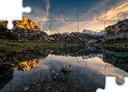 Zachód słońca, Góry, Jezioro Covadonga, Lagos de Covadonga, Skały, Kamienie, Odbicie, Park Narodowy Picos de Europa, Asturia, Hiszpania