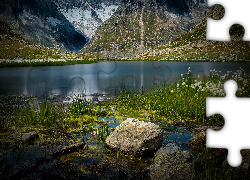 Jezioro Marjelensee, Kamienie, Rośliny, Trawa, Góry, Alpy Berneńskie, Kanton Wallis, Szwajcaria