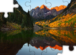 Stany Zjednoczone, Stan Kolorado, Góry Skaliste, Szczyty Maroon Bells, Jezioro Maroon Lake, Drzewa, Odbicie, Jesień