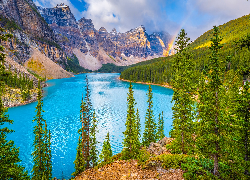 Kanada, Alberta, Park Narodowy Banff, Góry, Canadian Rockies, Jezioro, Moraine Lake, Drzewa, Tęcza