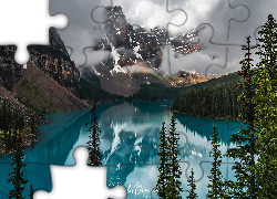 Jezioro, Moraine Lake, Góry, Lasy, Drzewa, Chmury, Park Narodowy Banff, Alberta, Kanada