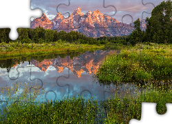 Stany Zjednoczone, Stan Wyoming, Park Narodowy Grand Teton, Pasmo górskie Teton, Jezioro, Drzewa, Odbicie