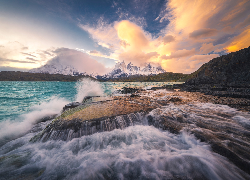 Chile, Park Narodowy Torres del Paine, Jezioro, Pehoe Lake, Wybrzeże, Skały, Fale, Góry, Paine Grande, Zachód słońca, Chmury