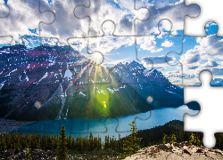 Jezioro Peyto, Park Narodowy Banff, Las, Niebo, Chmury, Promienie słońca, Góry, Prowincja Alberta, Kanada