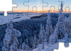 Finlandia, Karelia Północna, Park Narodowy Koli, Lieksa, Jezioro Pielinen, Zima, Las, Wzgórza, Ośnieżone, Świerki, Zachód słońca