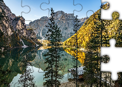 Włochy, Południowy Tyrol, Dolomity, Jezioro Pragser Wildsee, Góry, Drzewa, Pomost, Odbicie