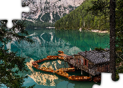 Włochy, Jezioro Pragser Wildsee, Tyrol, Góry, Dolomity, Domek, Łódki, Lasy