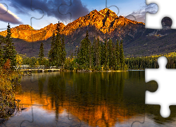 Kanada, Park Narodowy Jasper, Góry, Jezioro, Pyramid Lake, Zachód słońca, Chmury, Most, Drzewa