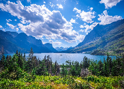 Park Narodowy Glacier, Jezioro, Saint Mary Lake, Drzewa, Góry, Chmury, Montana, Stany Zjednoczone