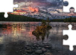 Park Narodowy Banff, Góry, Mount Rundle, Jezioro, Two Jack Lake, Drzewka, Zachód słońca, Prowincja Alberta, Kanada